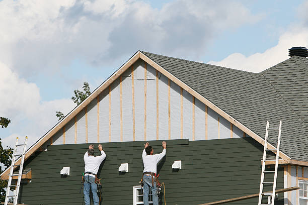 Professional Siding Contractor technician working in Roselle, IL